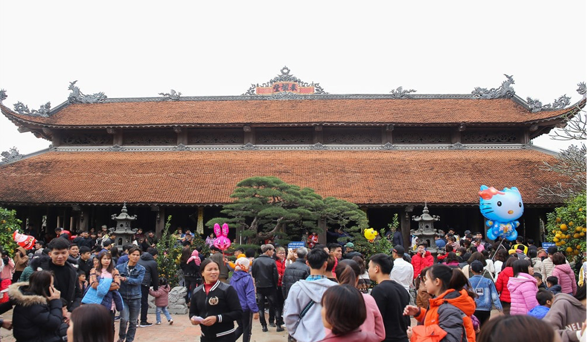 Dịp đầu năm có rất đông người dân thường đến chùa để dâng hương và nên tránh việc gây mất trật tự nơi đây