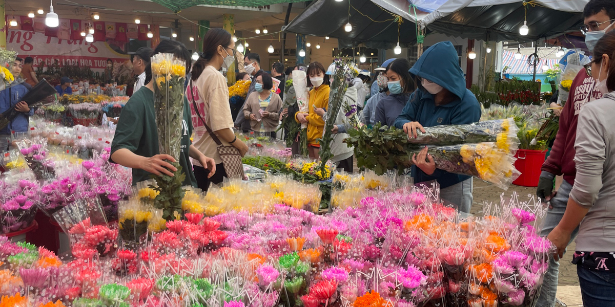 Bạn nên giữ gìn vệ sinh chung khi đến chợ hoa Hồ Thị Kỷ