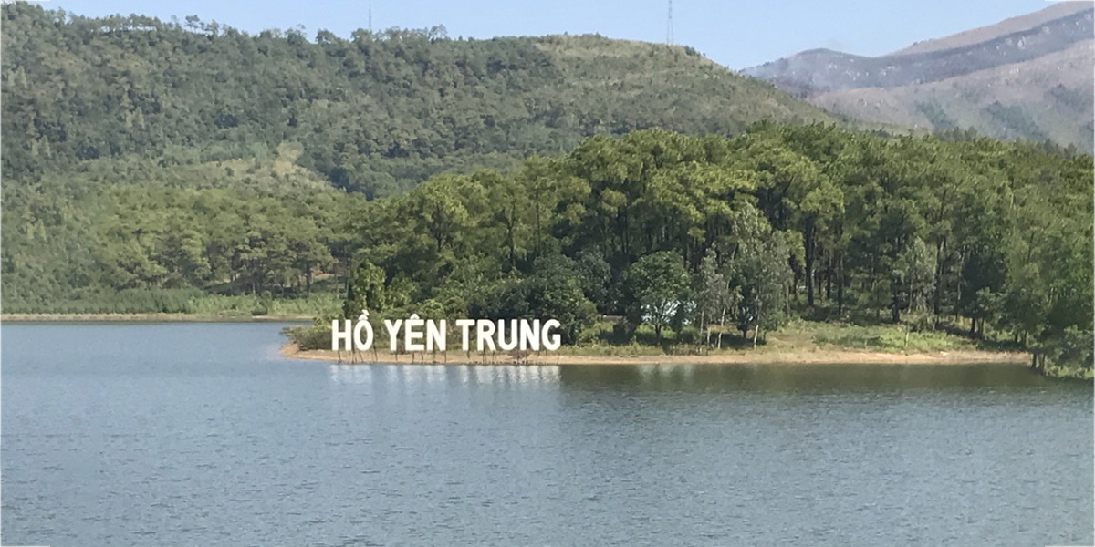 Bạn cũng có thể ngắm nhìn toàn cảnh hồ Yên Trung và khu vui chơi từ trên cao.