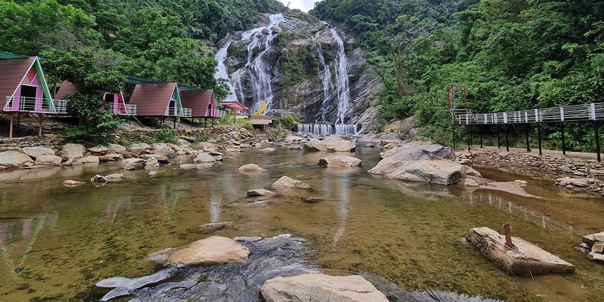 Khoảng cách từ Quảng Ngãi đến thác trắng Minh Long là khoảng 70 km